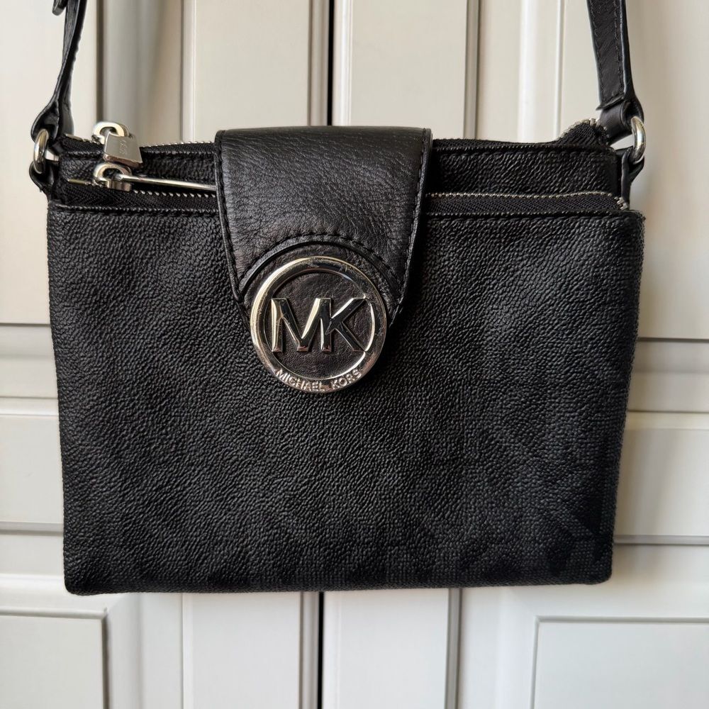 Michael Kors Black Leather MK Medallion Crossbody Purse -‎ Excellent Condition